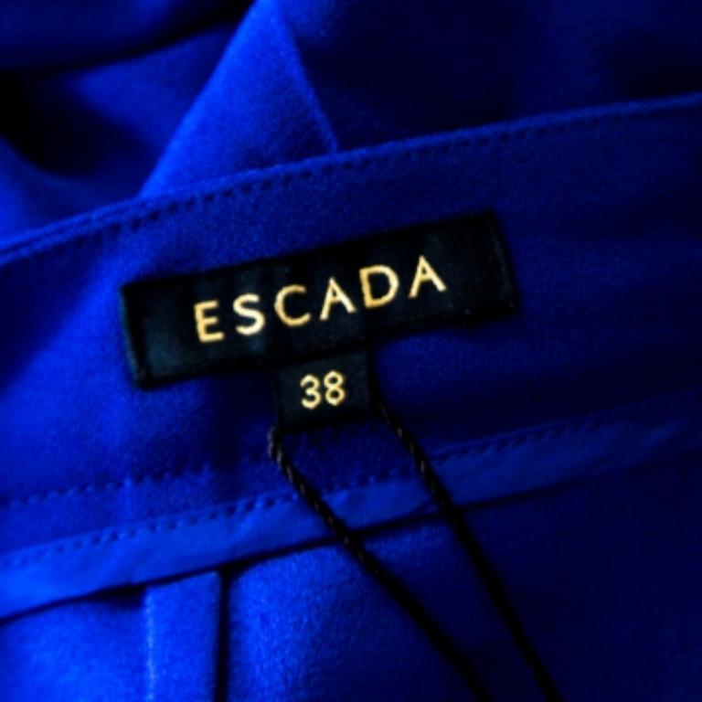 Questi pantaloni blu Escada Tovah parlano di comfort e facilità. Sono stati perfettamente confezionati con tessuti di qualità e progettati con una vita alta e una chiusura a zip. Indossa i pantaloni con top in seta e décolleté per un ensemble