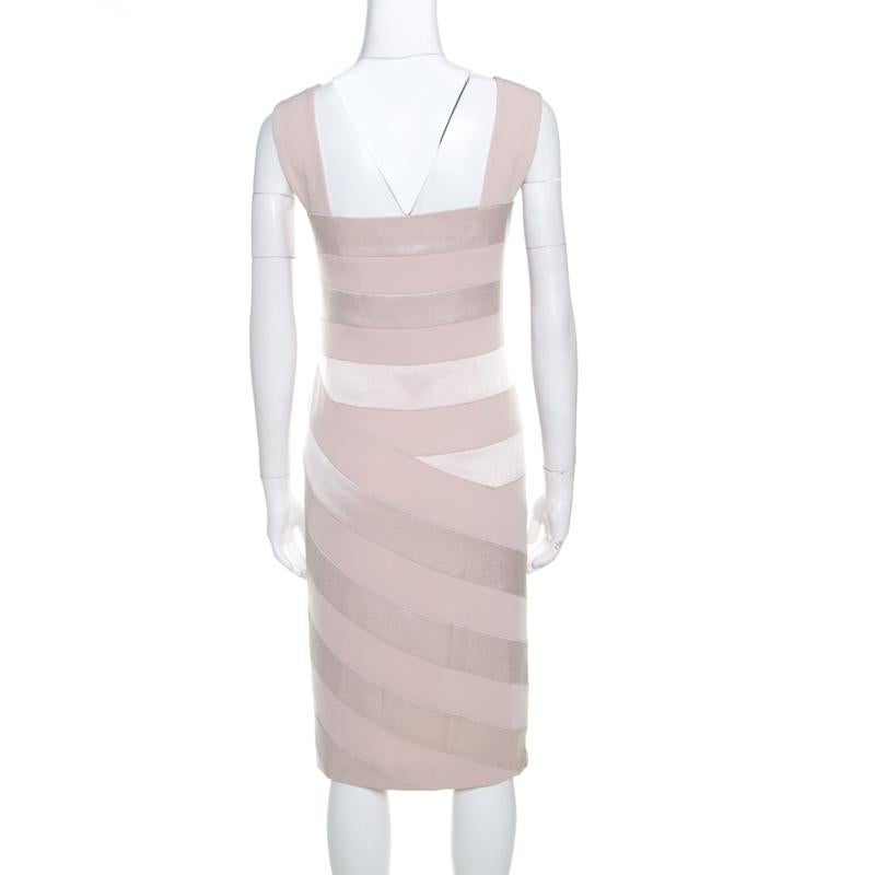This blush pink Escada dress is a chic choice and will lend you a refined look. Flawlessly tailored, this sleeveless dress has a design of panels and a pencil fit. It will look complete when paired with a white bag and white ankle-strap