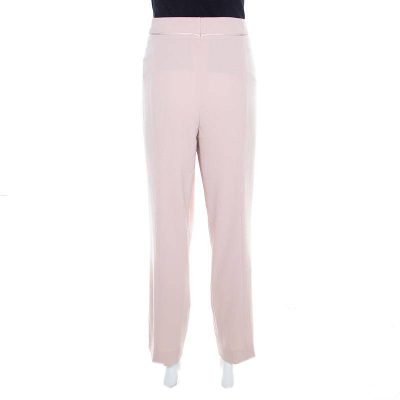 Tailored using quality fabrics, this pair of trousers from Escada will give you a wonderful fitting. The pink trousers are fashioned in a tapered silhouette with zip closure. Team these Tressas trousers with a subtle blouse and ballet flats for a