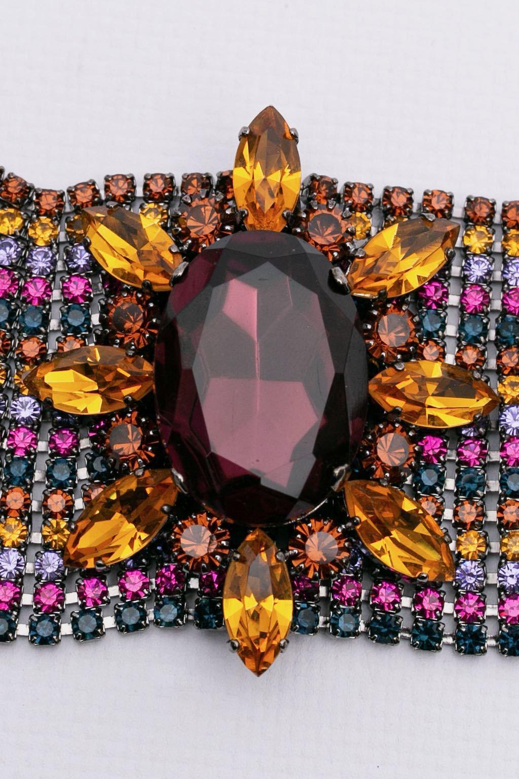ESCADA (Attributed to) Dark silver plated articulated bracelet paved with multicoloured rhinestones. Not signed.

Condition:
Very good condition

Measurements:
Length: 16,5 cm (6,5 in) - Width: 4,5 cm (1,77 in)

BRA42