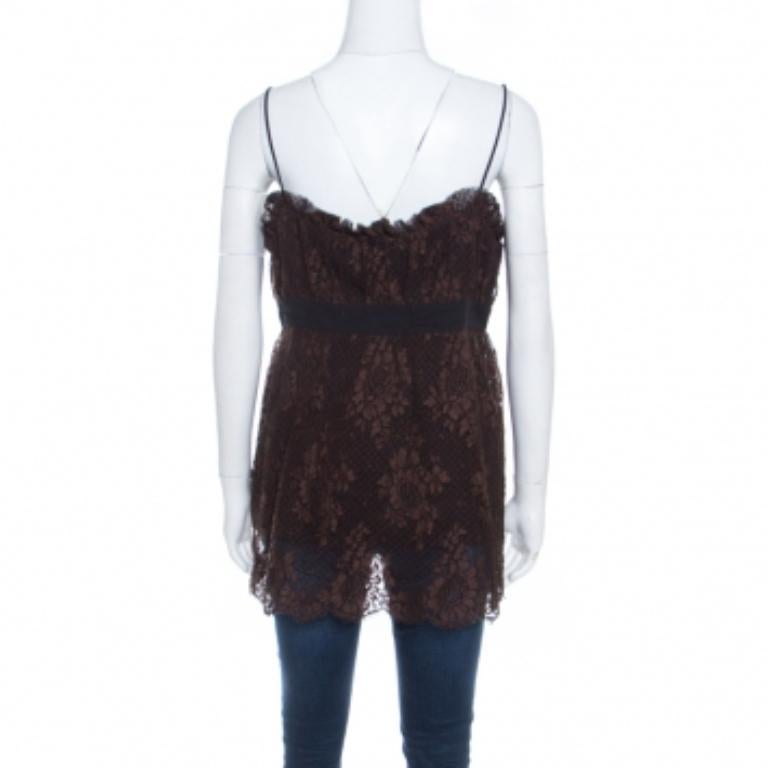 Elegance, style and comfort are what this brown creation has in store for you. Designed in a beautiful floral pattern, this sleeveless lace top is tailored from a fine cotton blend and features a silk lining. Equipped with zip closure, this Babydoll
