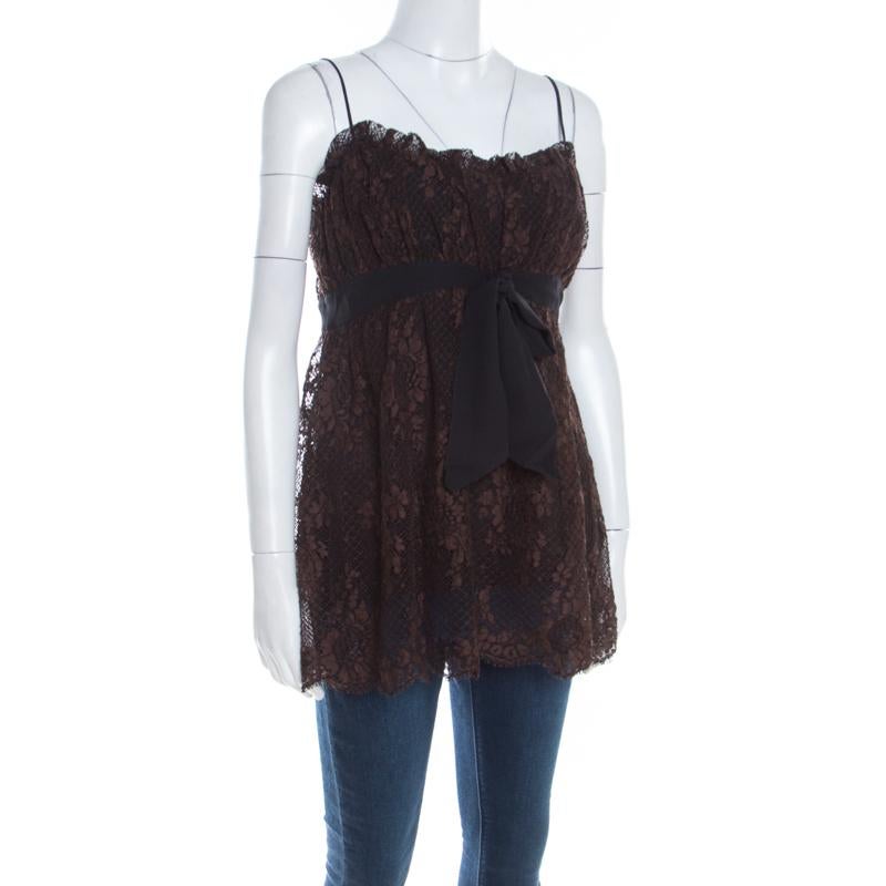 Elegance, style and comfort are what this brown creation has in store for you. Designed in a beautiful floral pattern, this sleeveless lace top is tailored from a fine cotton blend and features a silk lining. Equipped with zip closure, this Babydoll