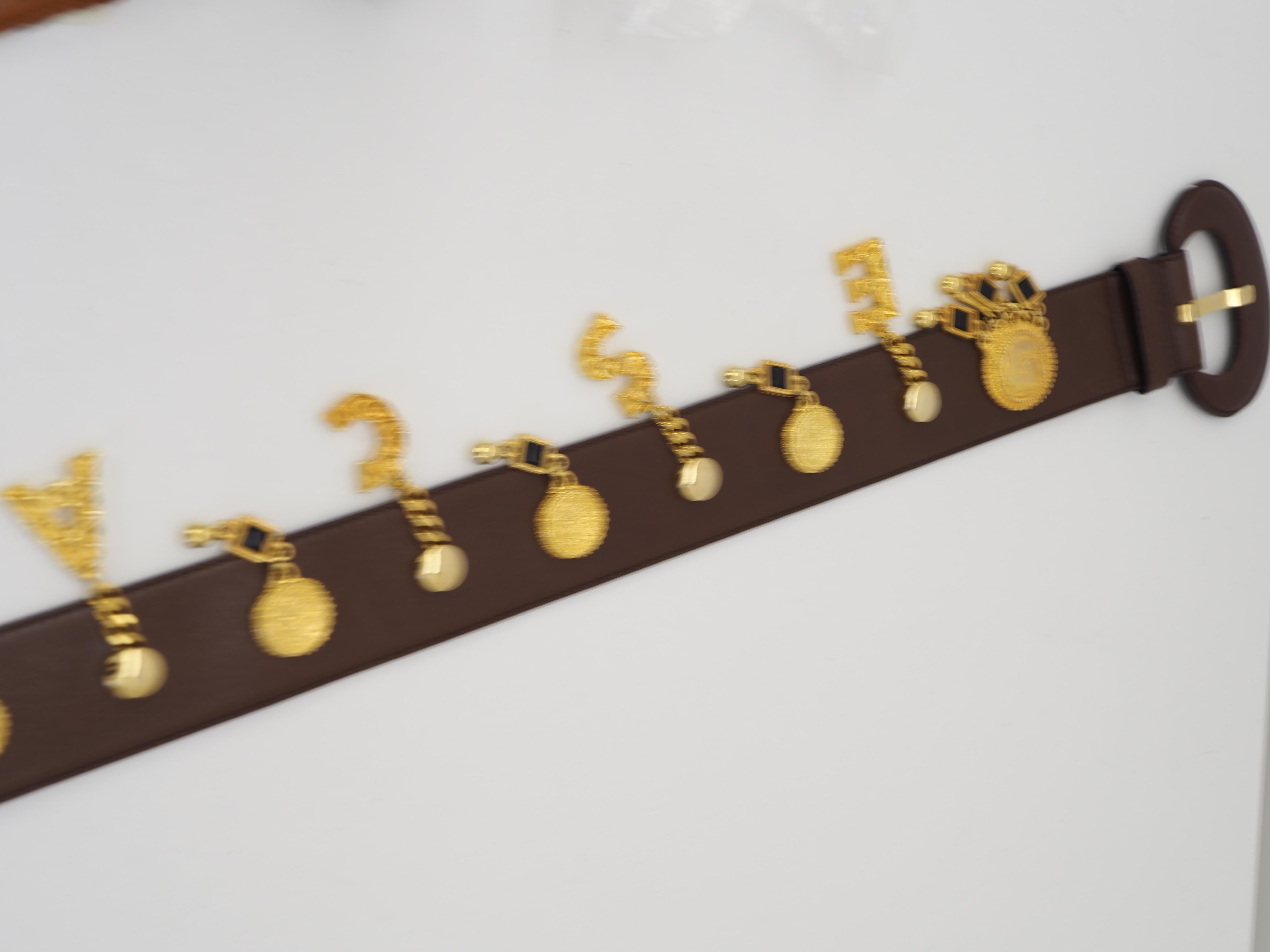Escada Gürtel aus braunem Leder mit goldener Hardware  Damen im Angebot