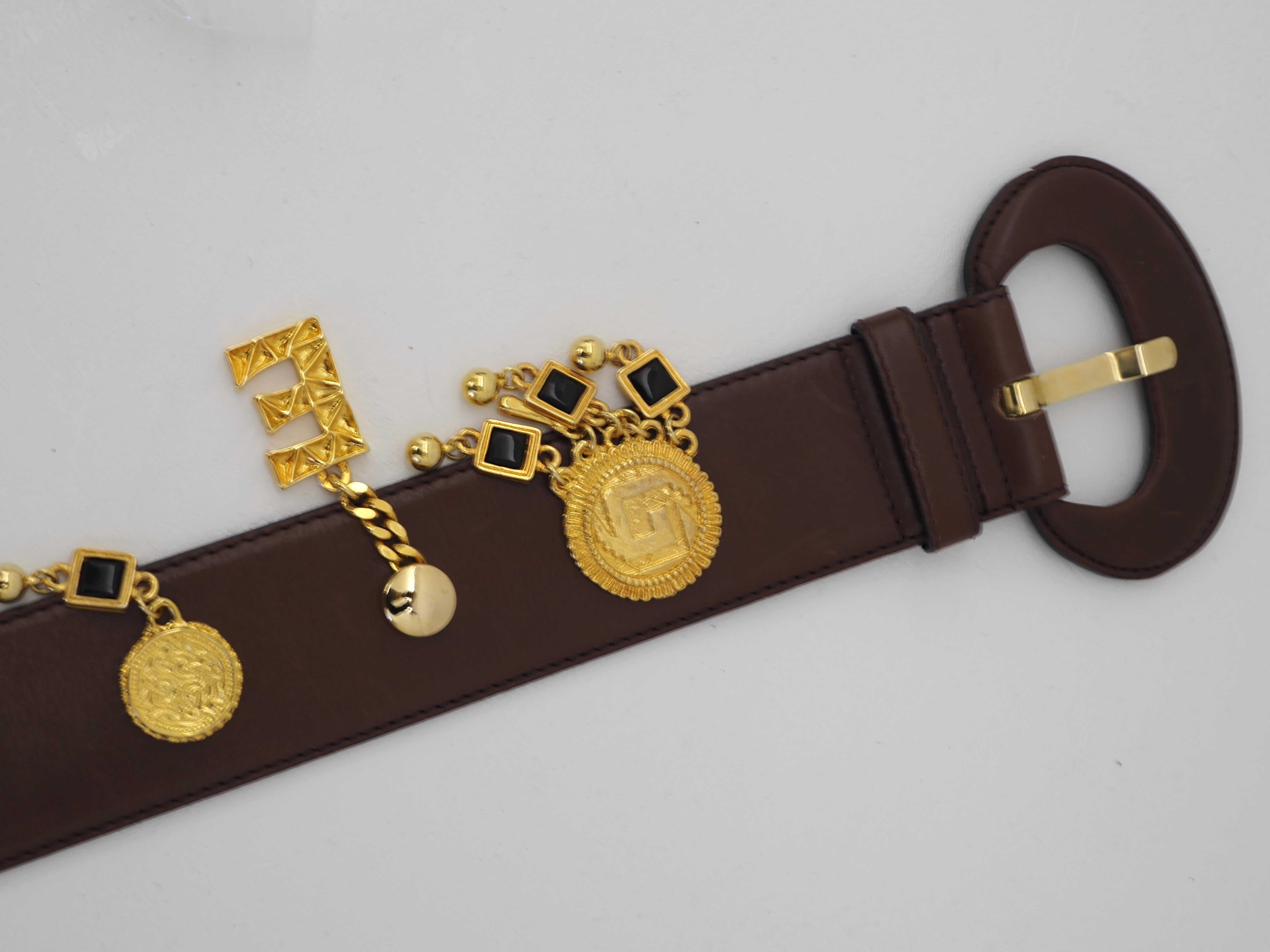 Escada Gürtel aus braunem Leder mit goldener Hardware  im Angebot 1
