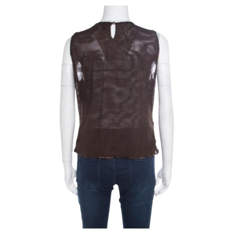 Ce top sans manches d'Escada n'est-il pas adorable ? Cette création brune est confectionnée en nylon mélangé et présente une silhouette flatteuse. Elle est ornée de paillettes sur le devant et présente une encolure ronde. Il est doté d'une fermeture