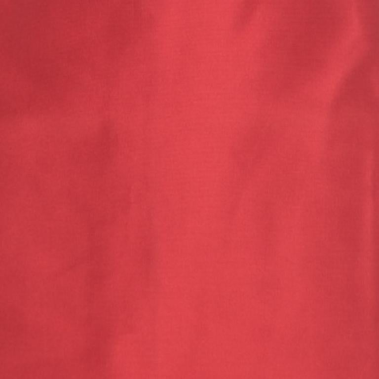 Mit diesem eleganten Rock von Escada werden Sie sich sicher modisch fühlen. Der aus hochwertiger Seide geschneiderte, orangefarbene Rock hat einen Reißverschluss am Rücken und einen Schlitz am Rücken. Kombinieren Sie es mit einem Neckholder-Top und