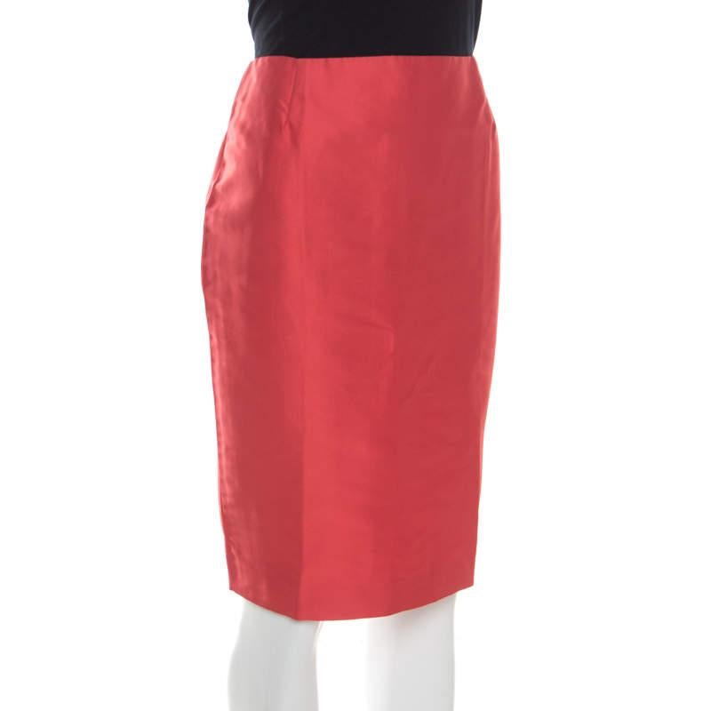 This elegant skirt from Escada will surely make you feel fashionable. Tailored to perfection using quality silk  the burnt orange skirt has a back zipper as well as a vent at the back. Pair it up with a halter top and slingback sandals for a semi