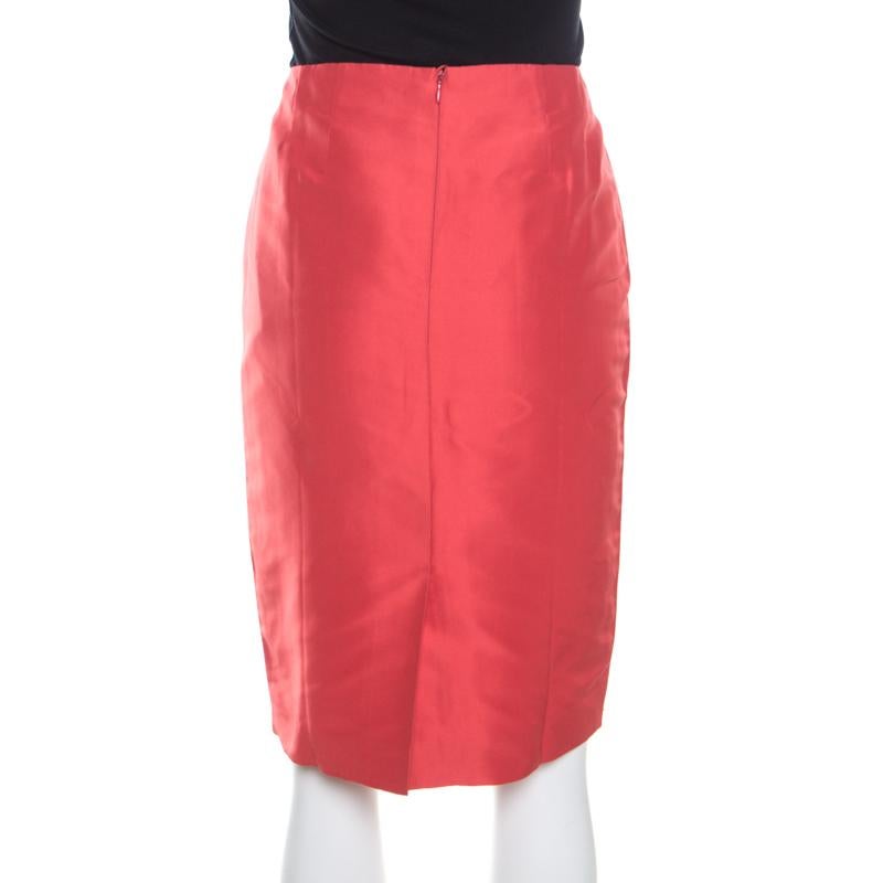 This elegant skirt from Escada will surely make you feel fashionable. Tailored to perfection using quality silk, the burnt orange skirt has a back zipper as well as a vent at the back. Pair it up with a halter top and slingback sandals for a