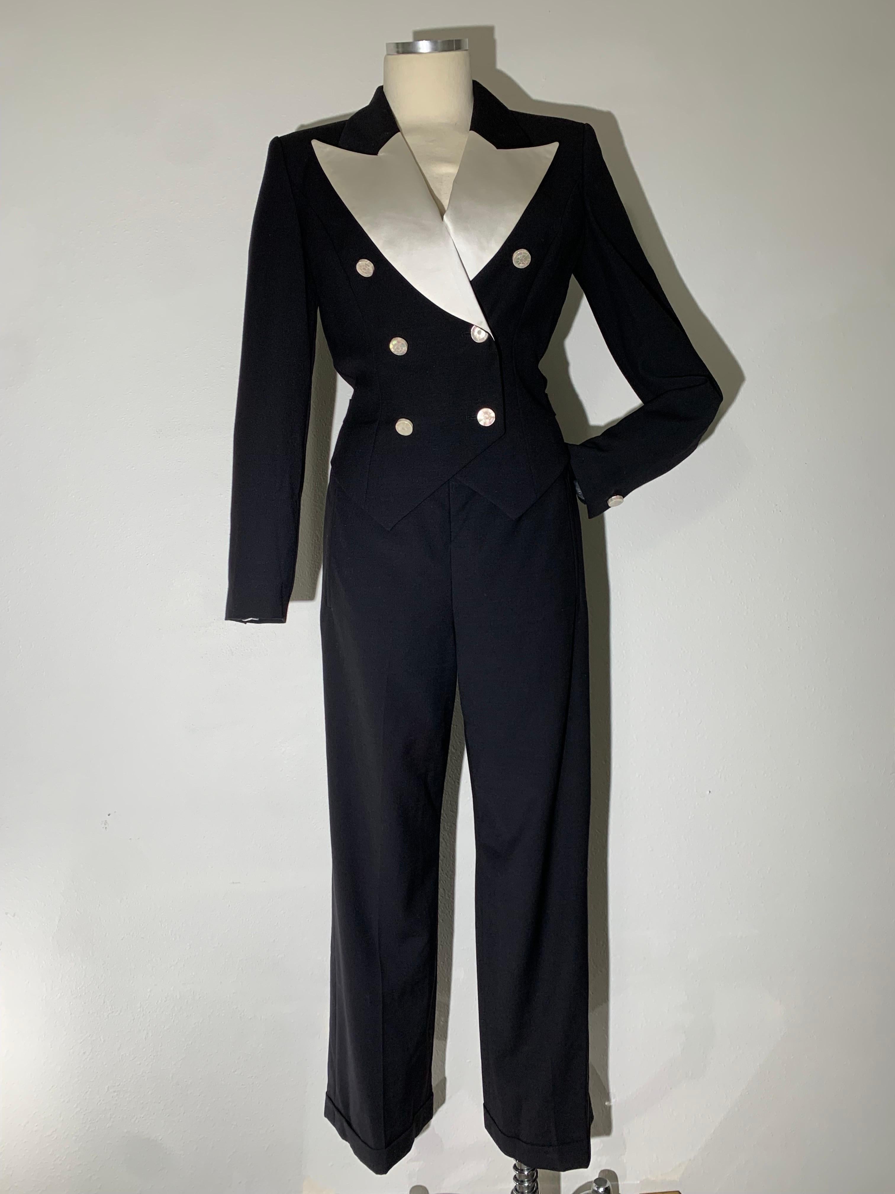 Escada By Margaretha Ley Tumpsuit in gabardine di lana nera e raso di seta bianco:  Doppiopetto, con ampi revers a lancia in stile anni '40, bottoni in madreperla sul davanti e sui polsini. Silhouette scolpita in vita con una piccola cintura sul