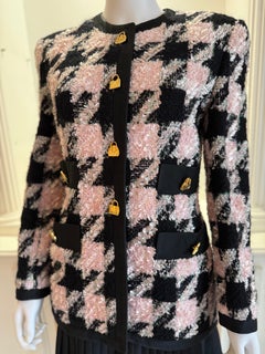 Giacca Escada by Margaretha Ley in bouclé rosa e nero con bottoni a forma di lucchetto dorati
