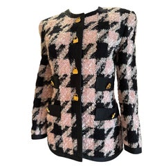 Giacca Escada by Margaretha Ley in bouclé rosa e nero con bottoni a forma di lucchetto dorati