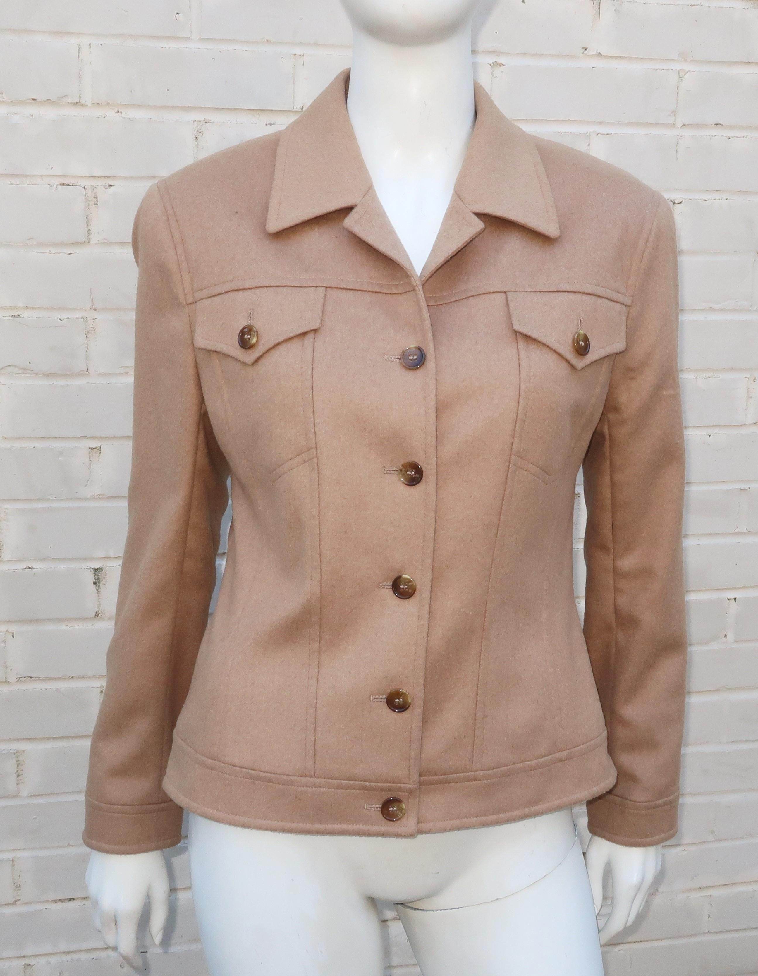 Kamelhaarjacke von Escada mit einem militärischen Stil, der an Eisenhower-Jacken erinnert.  Der Körper aus Kamelhaar ist vollständig mit einem Viskosegewebe mit Logoprägung gefüttert.  Er wird vorne zugeknöpft und hat Brusttaschen und