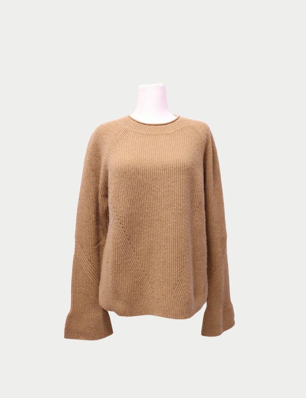Escada Camel Rib-Knit Sweater - Manches longues Crewneck

Élevez votre garde-robe avec ce magnifique pull en maille côtelée camel d'Escada, confectionné avec le souci du détail propre à la marque et dans des matières haut de gamme. La construction