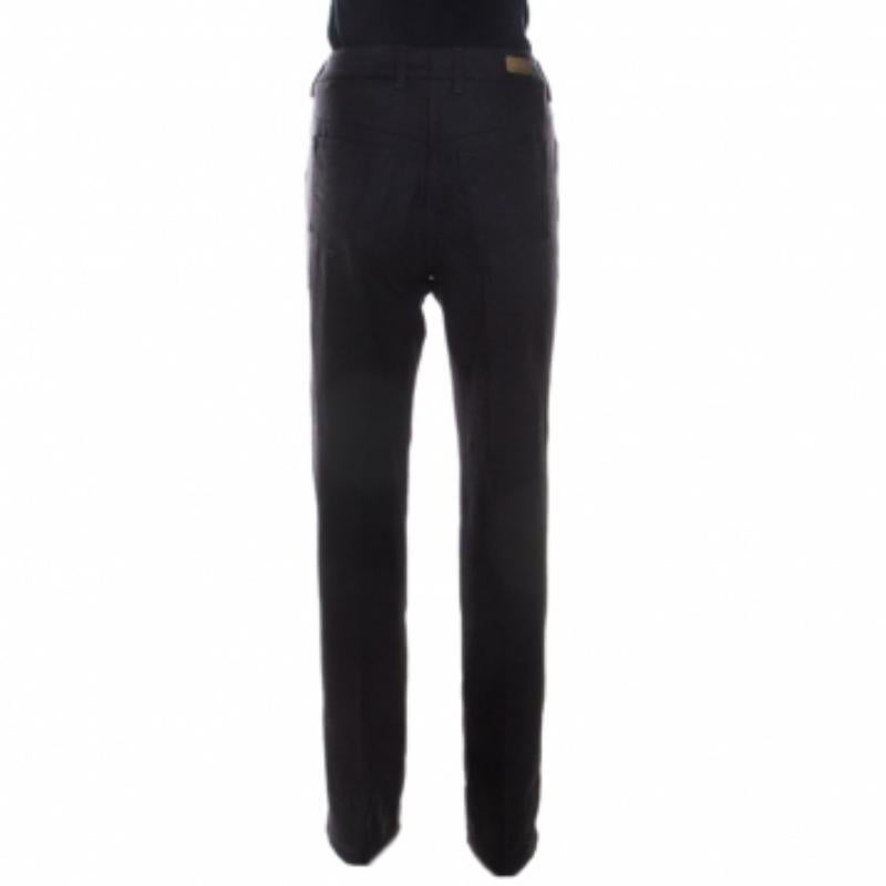 Questi jeans di Escada sono perfetti per il tuo stile casual. I jeans grigi sono realizzati in cotone elasticizzato e presentano un design straight fit. Presentano una chiusura a bottoni sul davanti e passanti per la cintura. Puoi indossarli con un