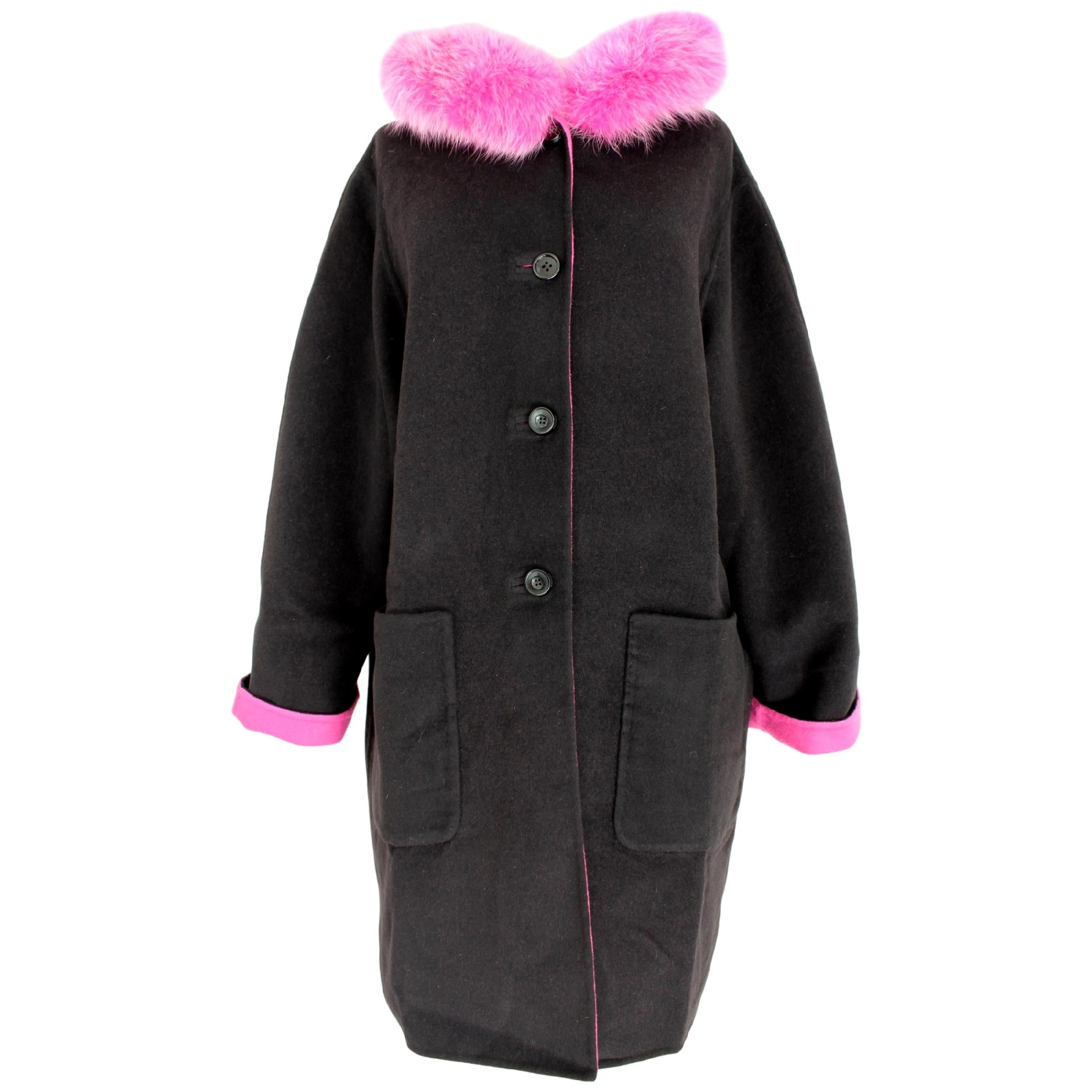 Escada vintage women's coat, double face model black one side, pink on the other. 70% virgin wool 30% angora. Hood edged in pink fox fur. Closure with buttons, two pockets on the sides. 1980s. Made in Italy. Excellent vintage conditions.

Size: 40