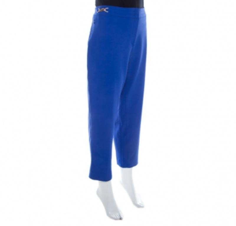 Realizzati in un misto di tessuti, questi pantaloni di Escada, di colore blu, sono il tuo capo preferito per qualsiasi uscita formale o casual. Le gambe sono affusolate e la vestibilità è perfetta. Abbinali a un top stampato e a delle ballerine per