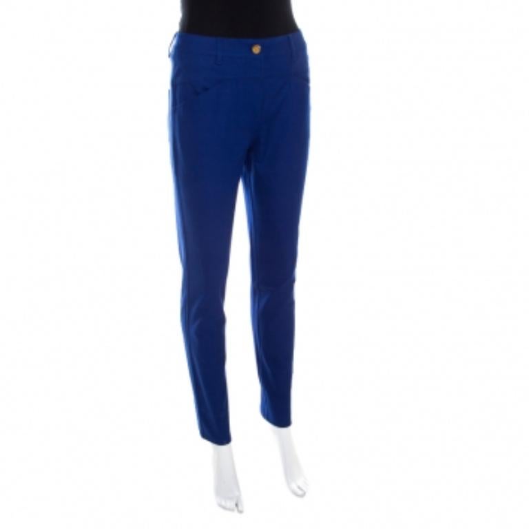 Questi jeans Teresa a gamba dritta sono stati creati da Escada. La luminosa tonalità blu cobalto mette in risalto anche i più piccoli dettagli di questo pezzo. Realizzato in misto cotone, è dotato di tasche, passanti per la cintura e chiusura a zip.