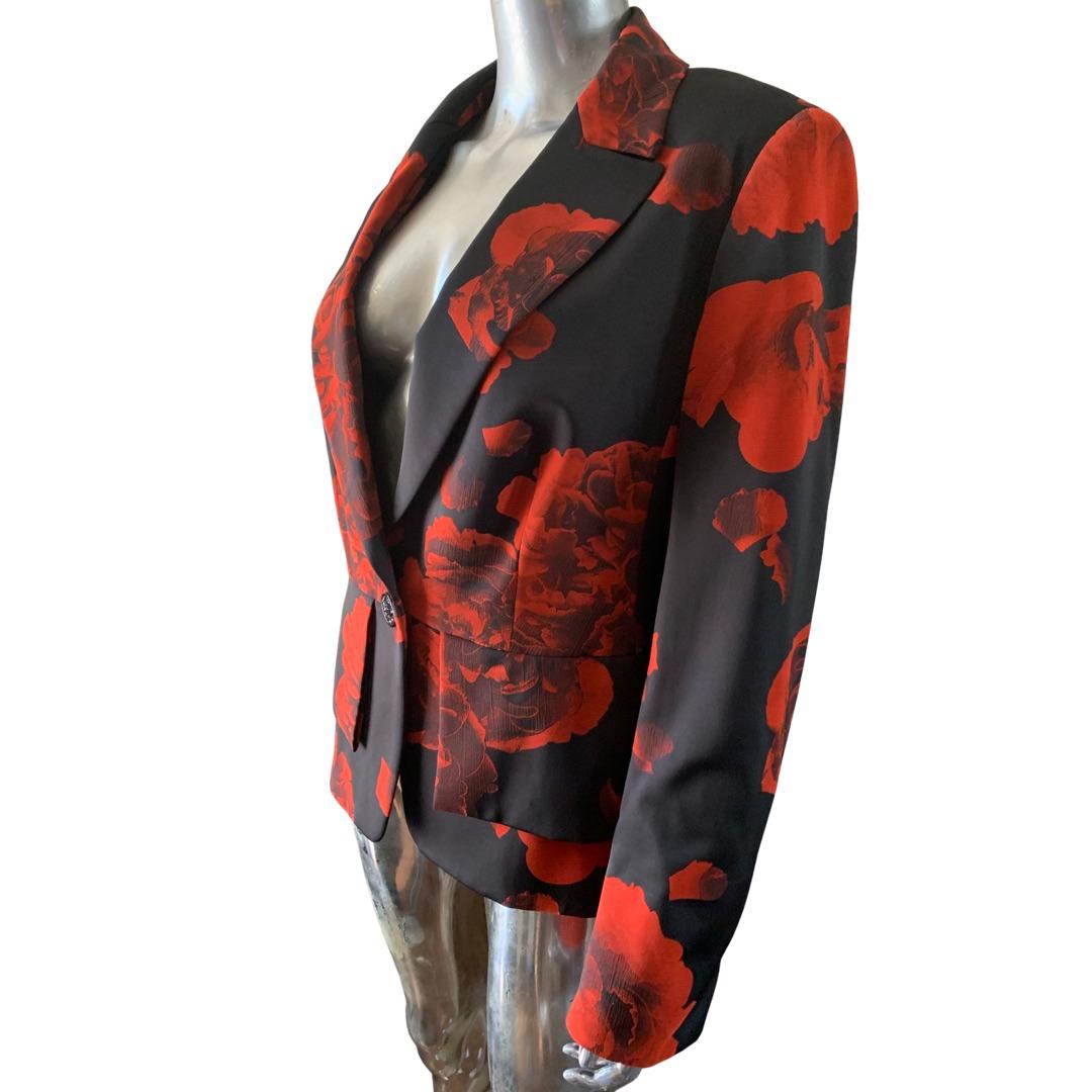 This is one of the most beautiful jackets we’ve ever seen Escada design. The red rose jacquard pattern on black setting look like they literally popped off the fabric. The body is beautifully designed as well seemed at the waist the bottom is