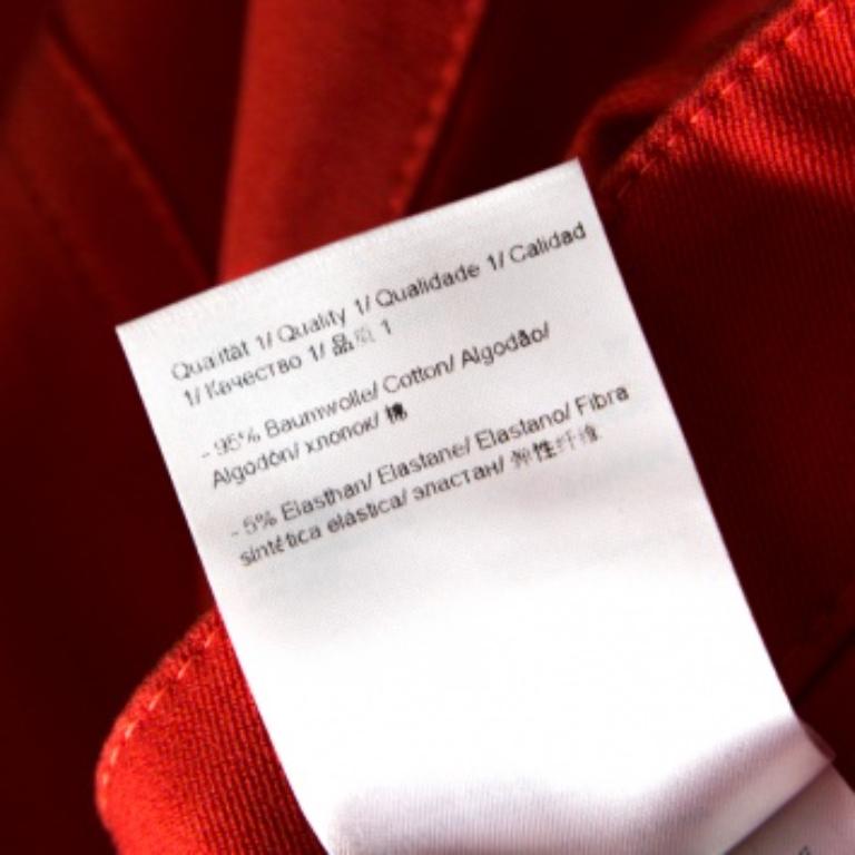 Indossa questi jeans rosa corallo di Escada nei giorni in cui desideri vestirti in modo casual. Realizzati in misto cotone, sono stati tagliati su misura per offrire una vestibilità dritta. Devi provare a indossarlo con una T-shirt e dei sandali con