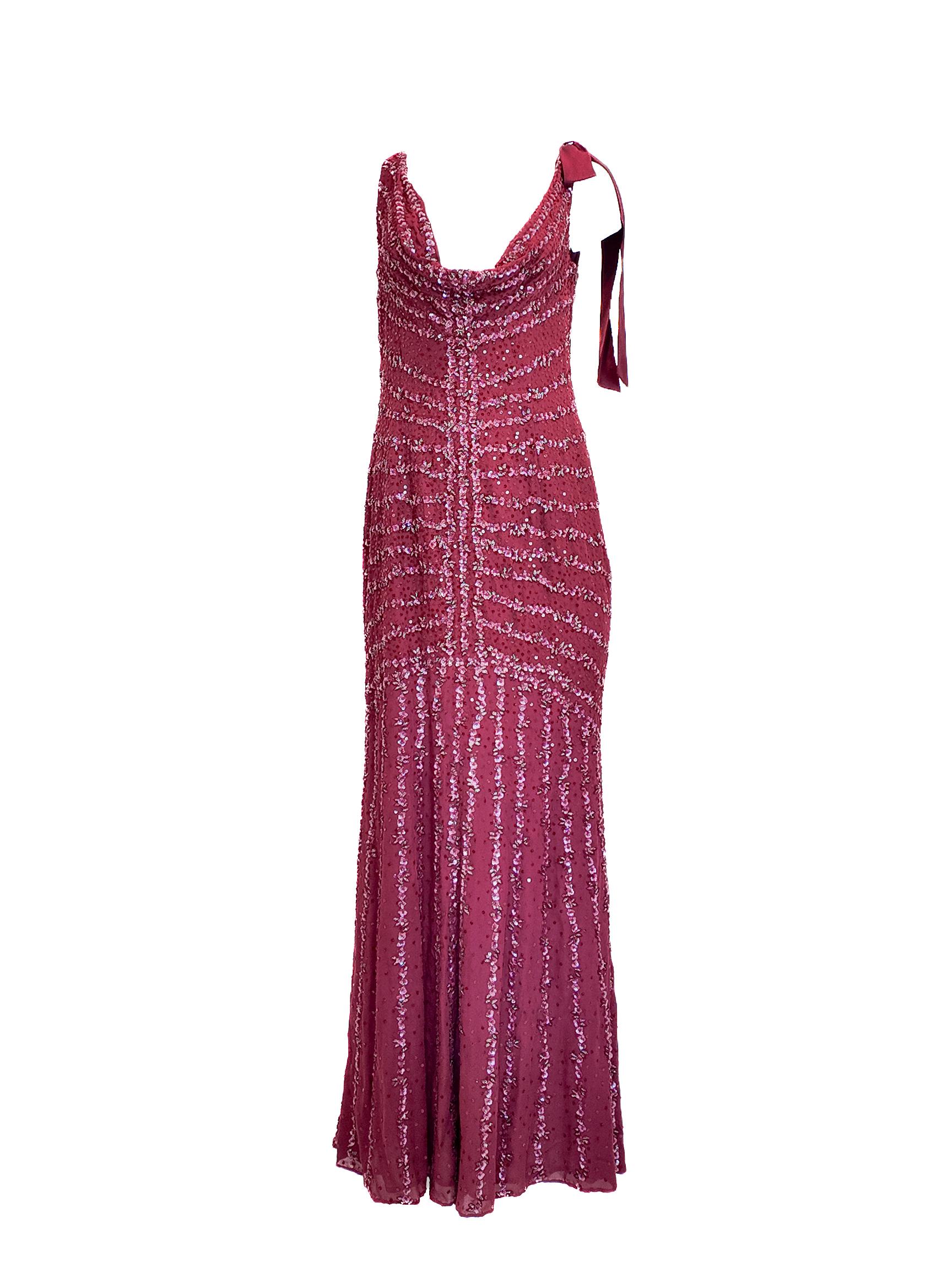 Cette robe de soirée à col bénitier et sequins Berry d'Escada Couture est le summum du glamour sur tapis rouge. Sa riche teinte baie inspirée de l'automne et ses paillettes chatoyantes créent une allure captivante et élégante. Le col bénitier drapé
