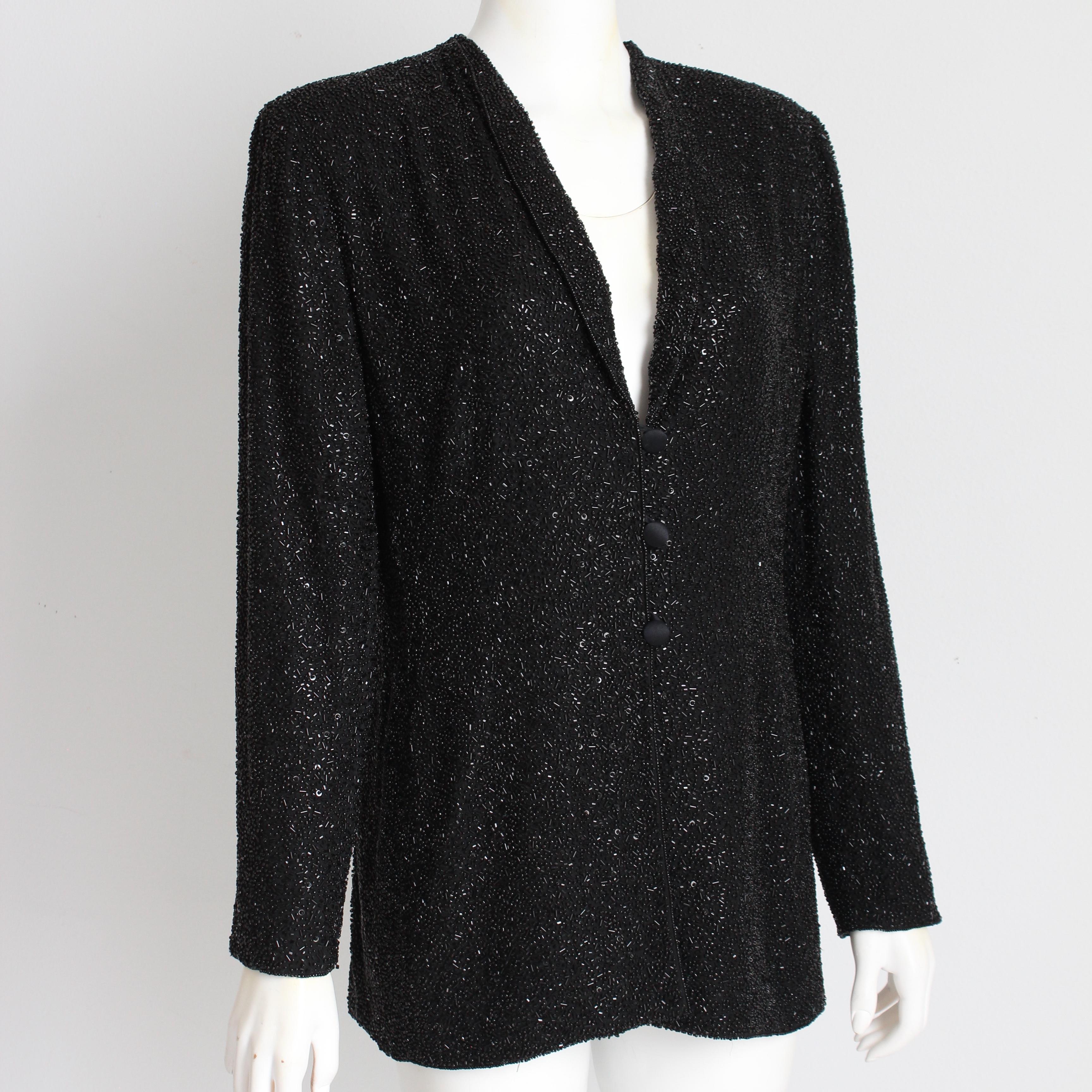 Authentique veste vintage d'occasion, fabriquée par Escada Couture, très probablement au milieu des années 90.  Fabriquée en soie noire, cette veste de style smoking est recouverte de TONNES de perles de jais noir qui brillent et scintillent à la