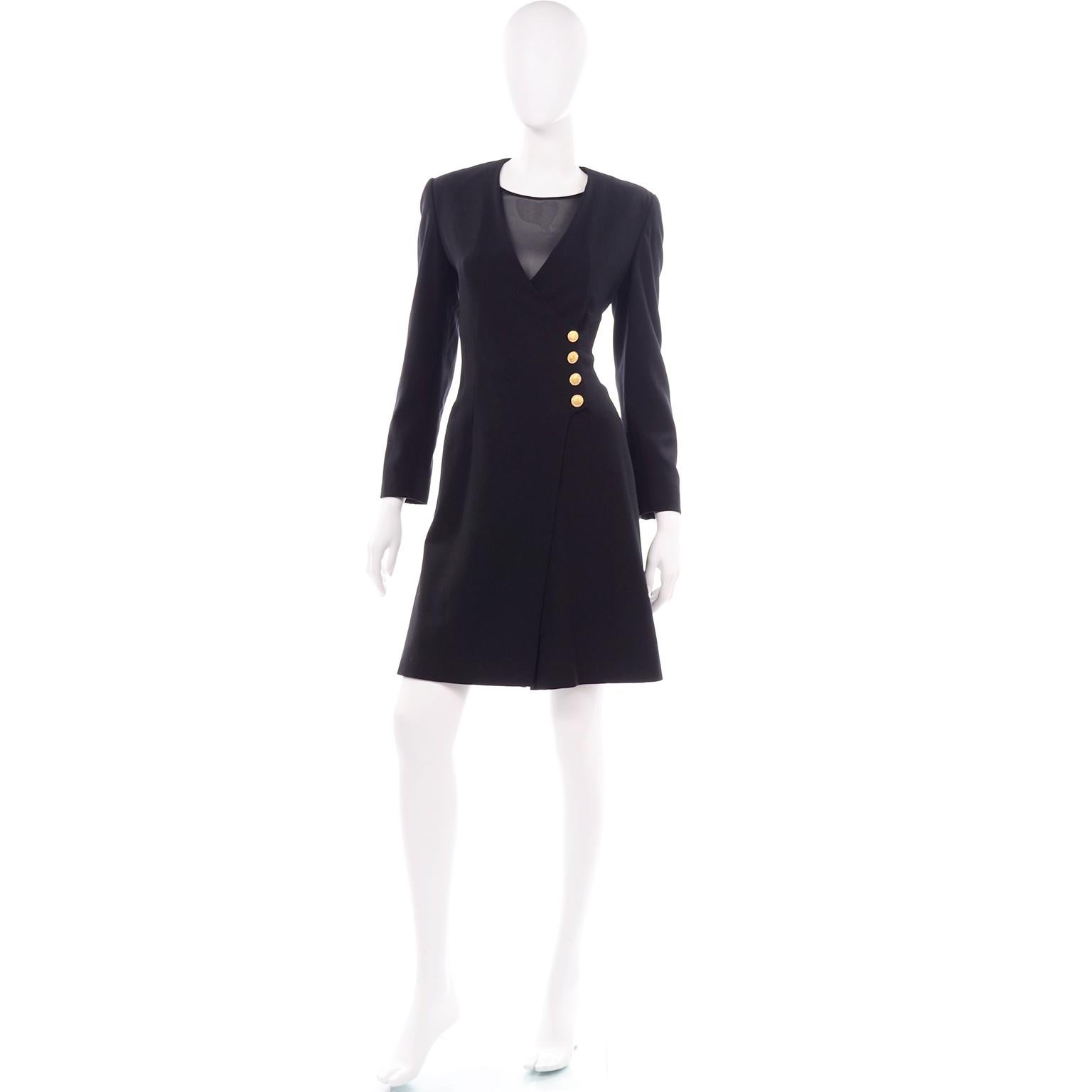 Wir lieben alles, was Margaretha Ley für Escada entworfen hat, aber ganz besonders lieben wir diesen Vintage Escada Couture Strampler! Dieser seltene schwarze Strampler im Stil eines Wollanzugs ist die perfekte Alternative zum Tageskleid.