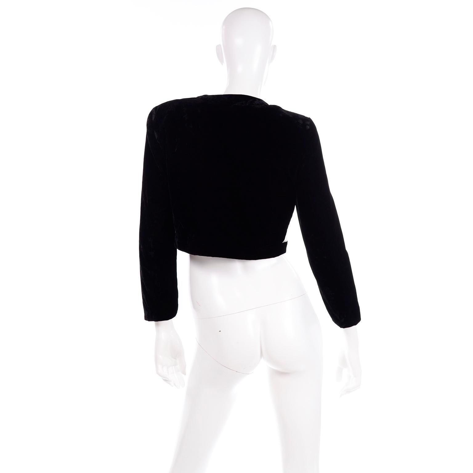 Escada Couture Vintage Schwarz-weiß gestreifte Cropped Abendjacke aus Samt & Satin Damen im Angebot
