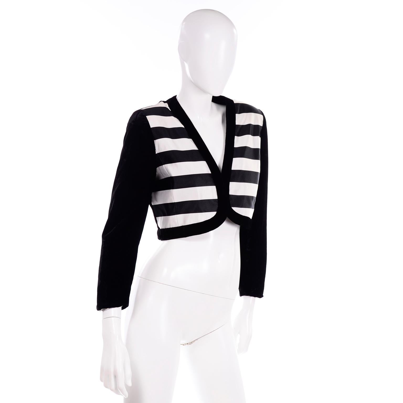 Escada Couture Vintage Schwarz-weiß gestreifte Cropped Abendjacke aus Samt & Satin im Angebot 1