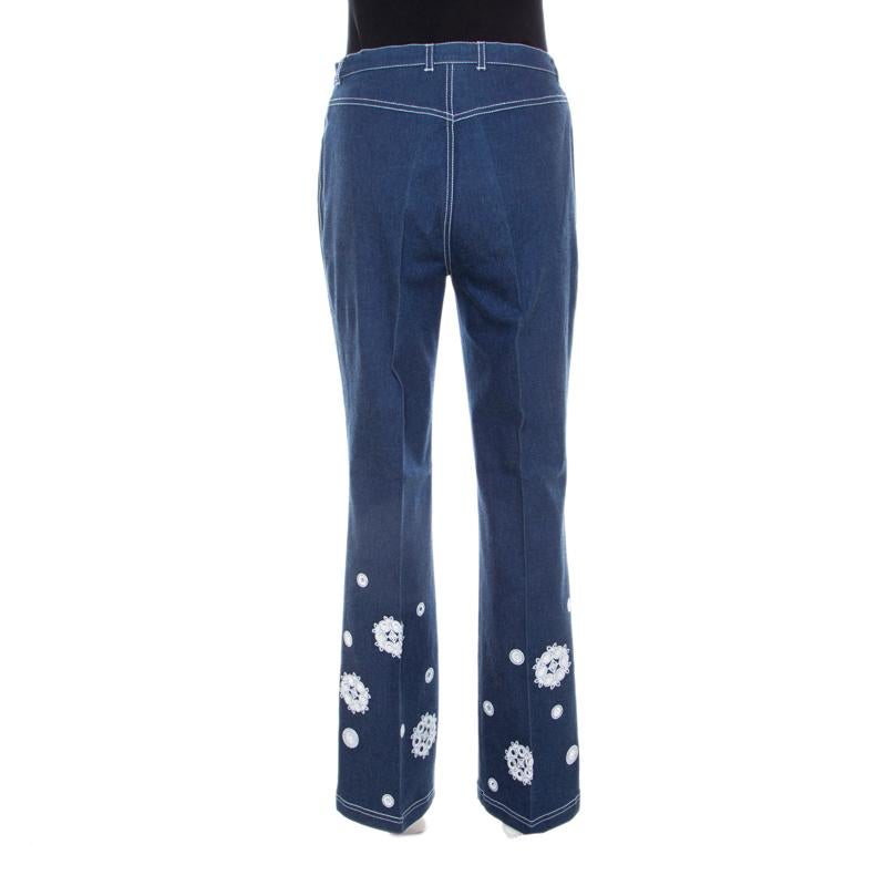Made from cotton and elastane, these flared jeans from Escada will be a perfect addition to your denim collection. They carry pockets, front fastening and detailing of embroidery and floral motifs. This creation is a buy you will want to wear again