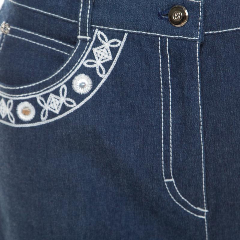 Escada Dark Blue Cotton Stretch Denim Embroidered Floral Motif Flared Jeans M In Excellent Condition For Sale In Dubai, Al Qouz 2