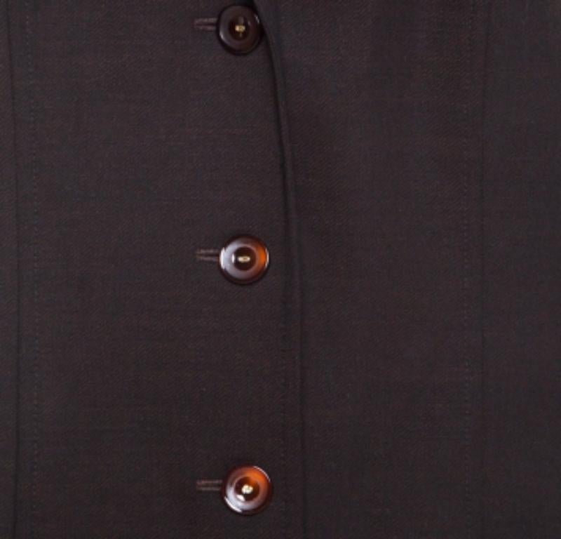 Dieser Blazer ist aus einer Wollmischung gefertigt und verfügt über zwei Außentaschen und einen Knopfverschluss vorne. Diese Kreation von Escada ist in einem dunklen Braunton gehalten und lässt sich perfekt mit einer Jeans und passenden Stiefeln