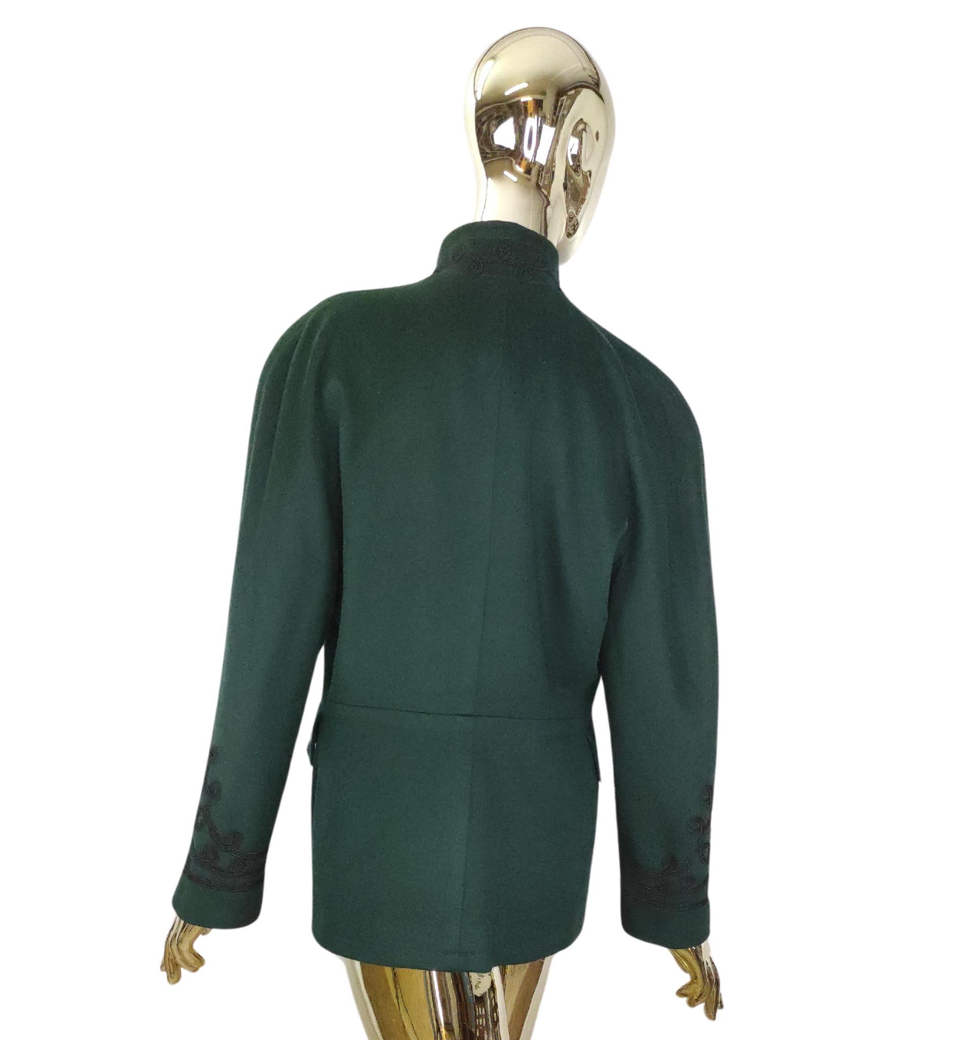 Escada blazer
Dark green wool and cashmere blend
Double breasted
Embroidered
Lined

Marked size 40 FR
Measurements:
bust 110 cm - 43 in
waist 98 cm - 38.5 in
hips 104 cm - 41 in
length 72 cm - 28 in

Great condition
Minor signs of use and age