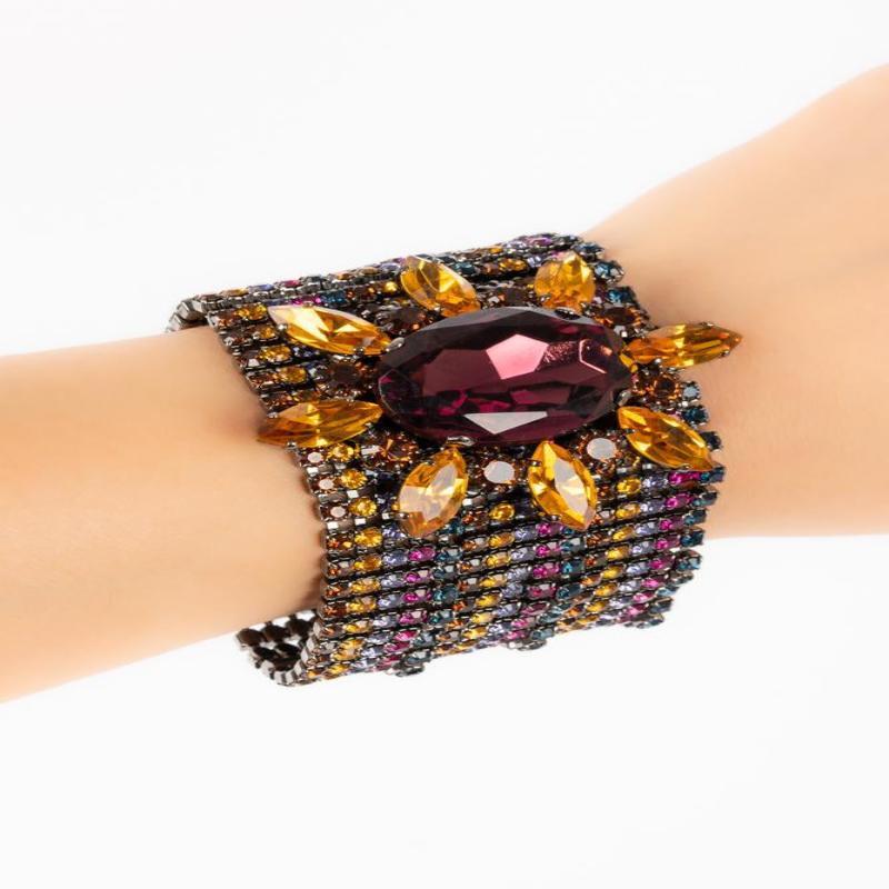 ESCADA - (Attributed to) Dark-silvery metal articulated bracelet ornamented with multicolored rhinestones. Not signed.

Additional information:
Condition: Very good condition
Dimensions: Length: 16.5 cm - Width: 4.5 cm

Seller Reference: BRA113