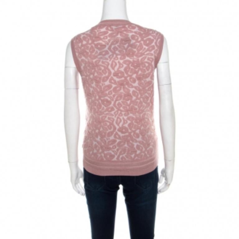Questo top Escada si concentra su am designs moderni e tendenze di moda in continua evoluzione. Questo pezzo rosa fa un'ottima figura, indipendentemente dal luogo in cui lo indossi. Realizzato in tessuto misto, questo top dà un tocco femminile al