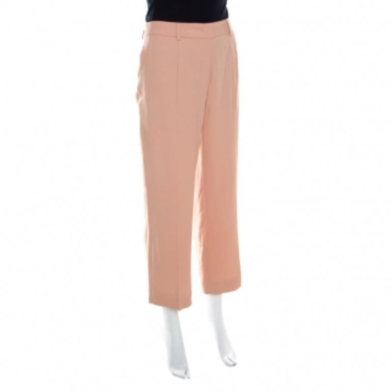 Questo paio di pantaloni di Escada è assolutamente delizioso. È realizzato con tessuti di qualità e progettato per offrire una vestibilità dritta. I pantaloni rosa deserto si abbinano bene a una camicia di seta e a sandali luminosi.