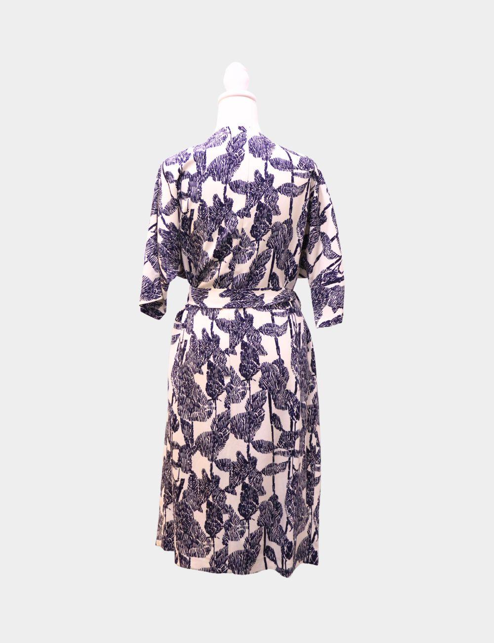 Setzen Sie ein raffiniertes Statement mit diesem bedruckten Seiden-Wickelkleid von Escada, das mit einem eleganten abstrakten Print in Navy und Elfenbein aufwartet. Dieses knielange Kleid aus luxuriöser Seide bietet eine schmeichelhafte