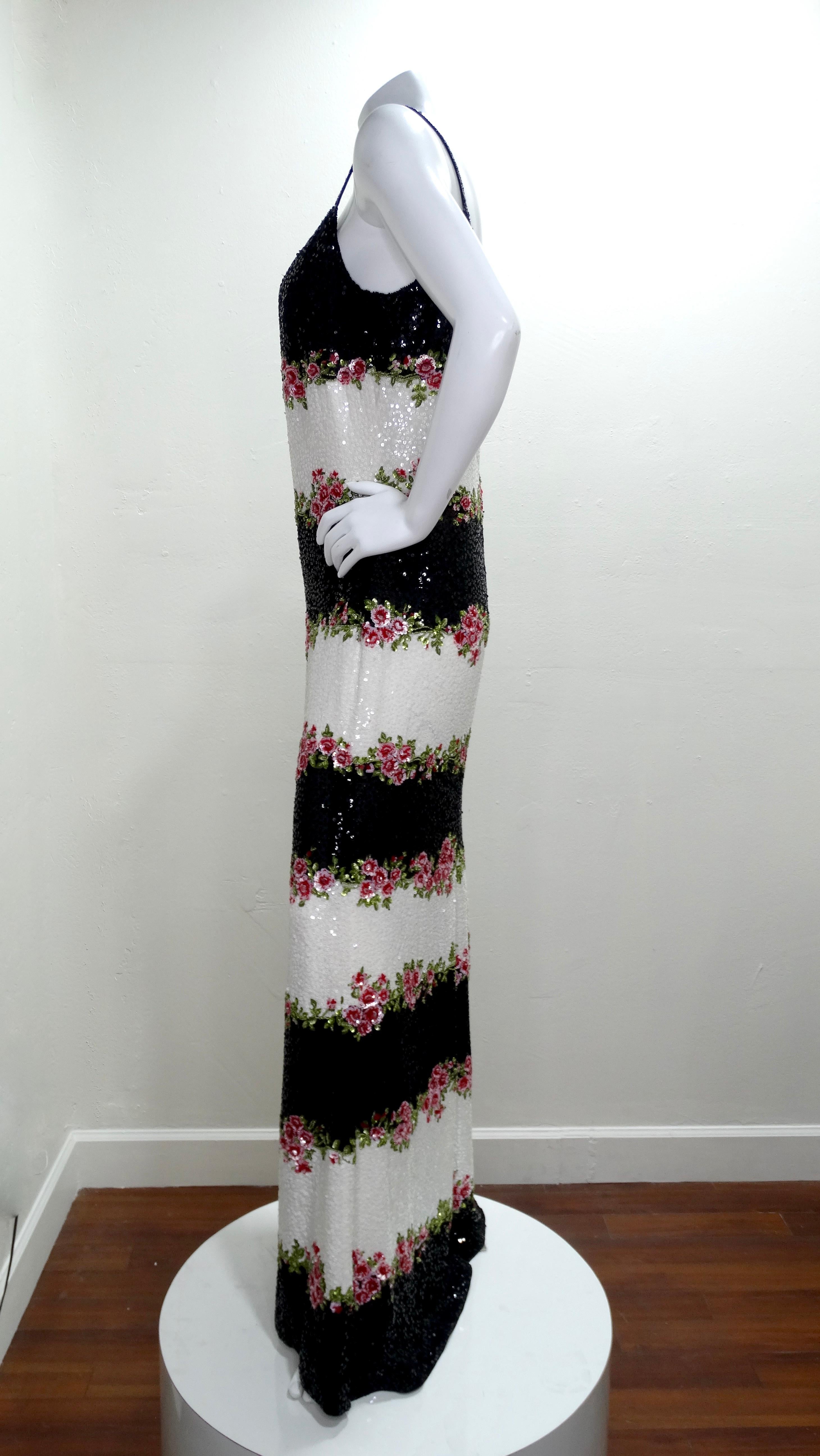 ¡Añade este Escada a tu armario! De principios a mediados de la década de 2000, este maxivestido de Escada presenta lentejuelas blancas y negras con hileras de un motivo floral por toda la prenda. Con tirantes de espagueti. Perfecto para salir por