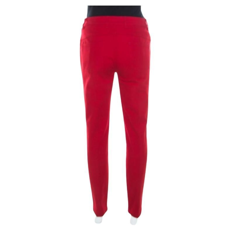 Ce jean Teresa d'Escada est parfait pour un style décontracté. Ce jean rouge est fabriqué en coton et présente une coupe droite. Il se ferme par un bouton sur le devant et présente des passants de ceinture. Vous le porterez avec un haut imprimé et