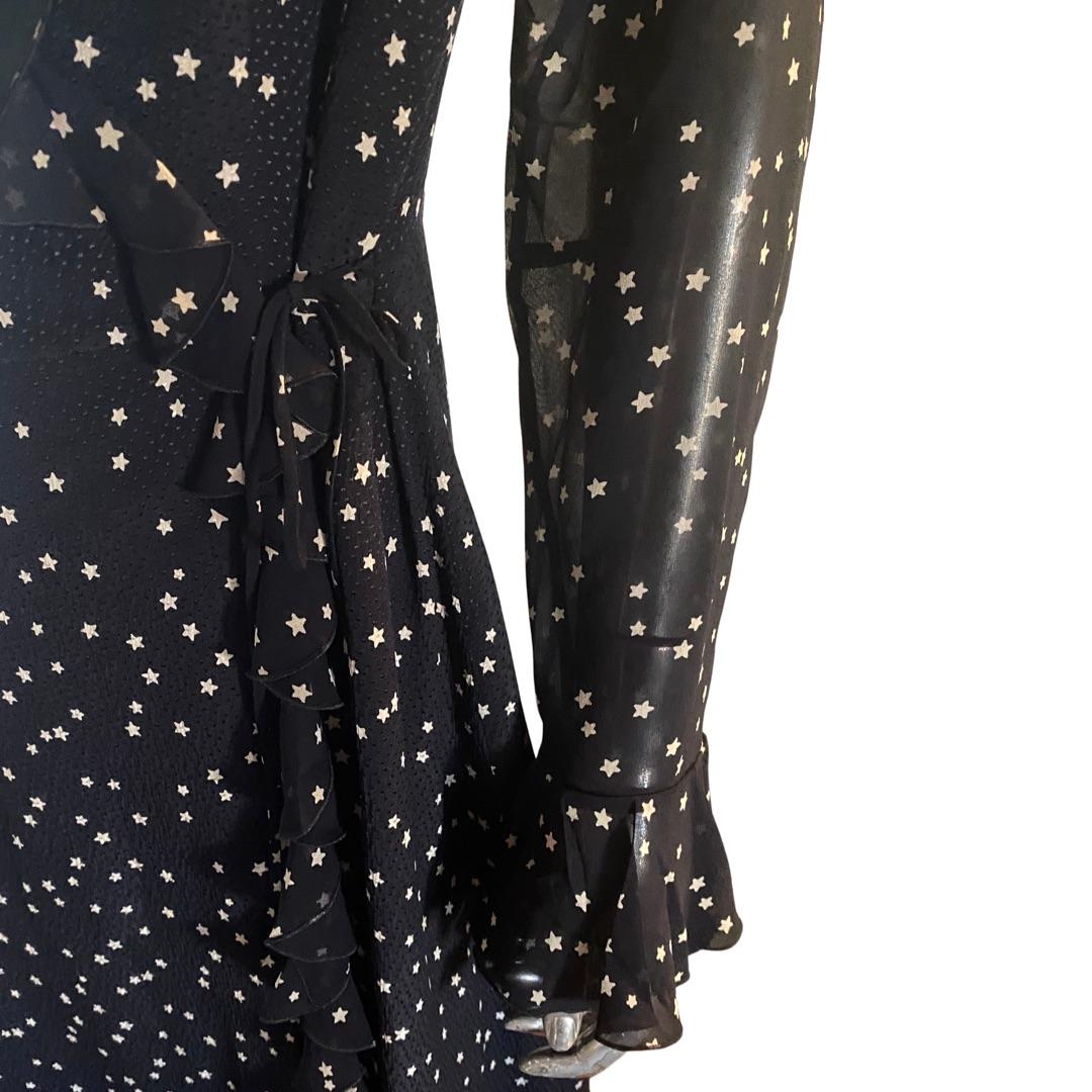 Escada Deutschland Vintage Schwarz-Weißes Wickelkleid mit Rüschenbesatz aus Seide, Größe 10 Damen im Angebot