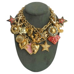 Escada Collier à breloques en or avec breloques carrées et panthères rouges