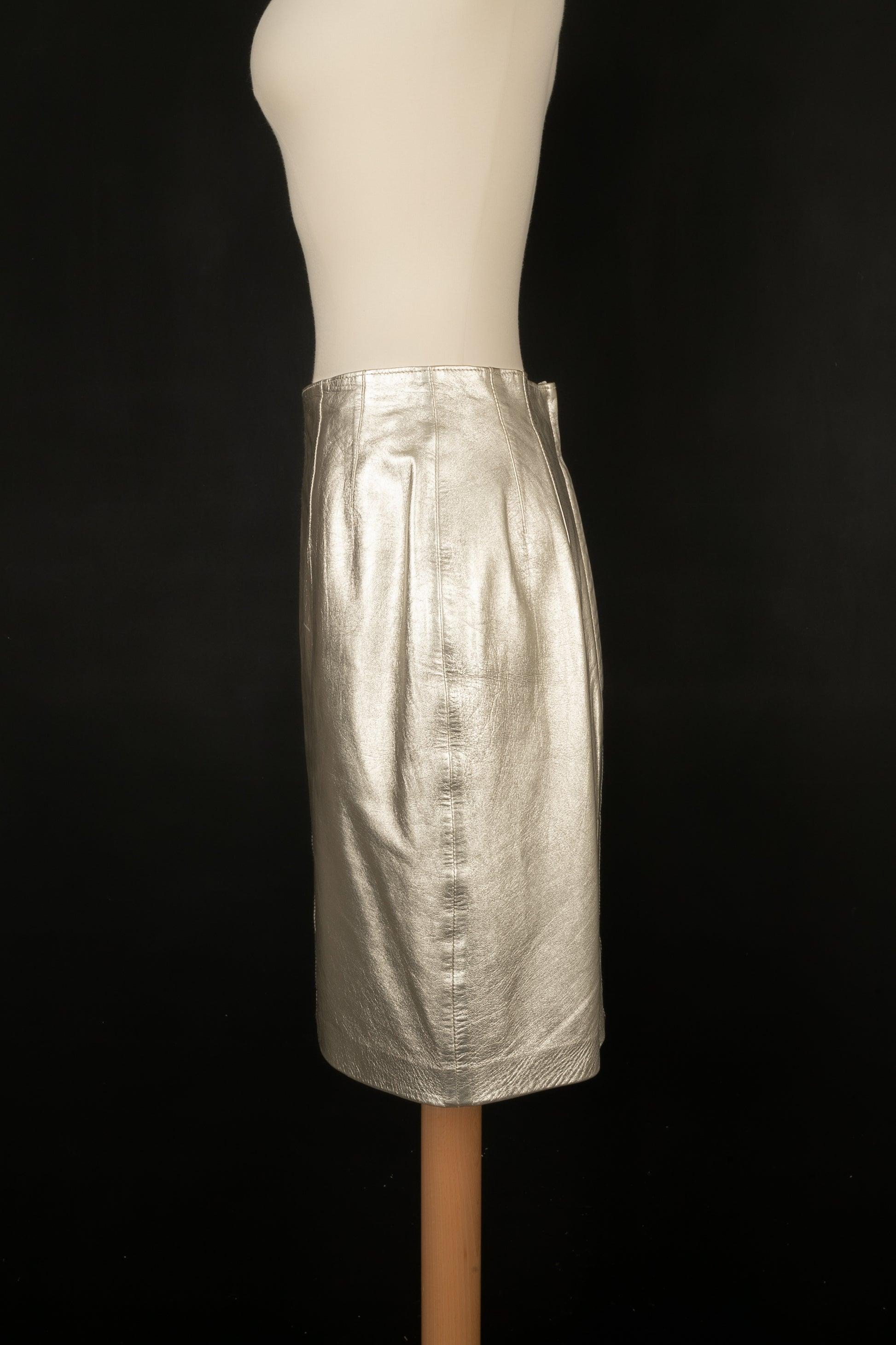 Escada - Golden leather skirt from the 1990s. Size 36FR.

Additional information:
Condition: Very good condition
Dimensions: Waist: 35 cm - Length: 50 cm
Period: 20th Century

Seller Reference: FJ114
