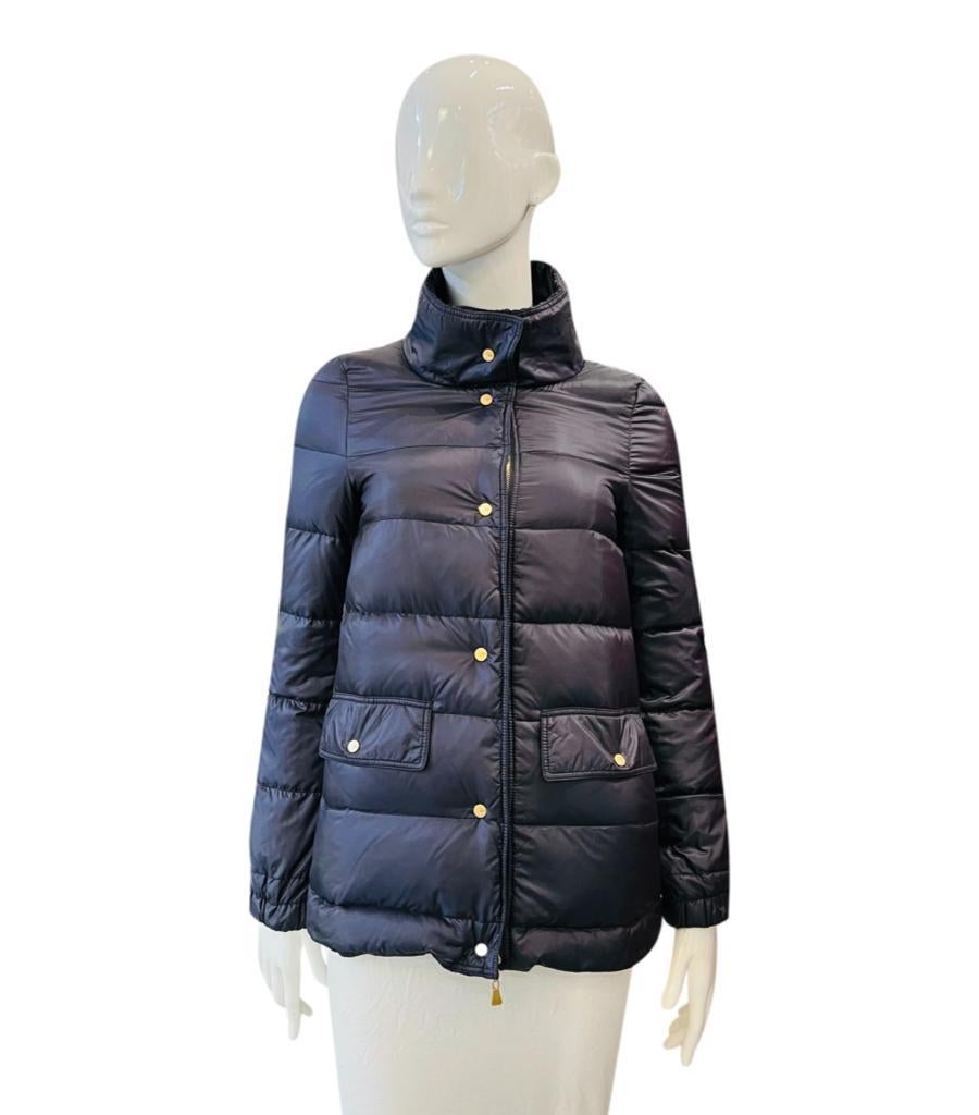 Giacca in piuma d'oca Escada

Cappotto navy con collo alto e tasche con patta sul davanti.

Dettagliato con chiusura centrale con bottoni a pressione e zip nascosta.

Taglia - 32FR

Condit - Buono (lievi segni di usura)

Composizione - 100%