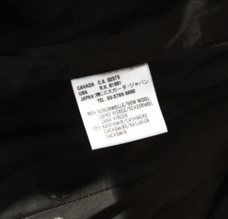 Este elegante blazer de Escada aumentará tu cociente de estilo. Dale un toque clásico a tu look con esta creación gris, adornada con un estampado animal por todas partes. Luce un aspecto asombrosamente cautivador con este magnífico blazer formal que