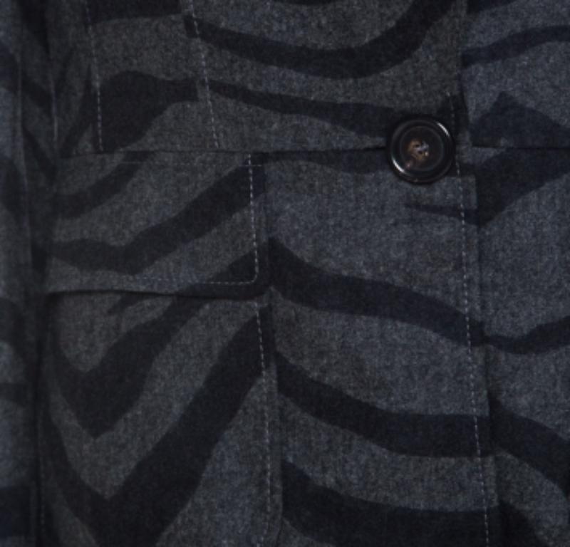 Escada Gris Cachemira Lana Animal Patrón Un Botón Blazer M en Excelente estado para la venta en Dubai, Al Qouz 2