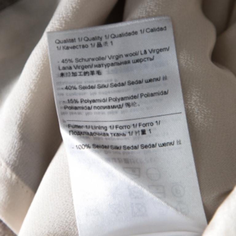 Meisterhafte Schneiderkunst und elegantes Design kennzeichnen dieses Kleid von Escada. Das ärmellose Kleid ist aus hochwertigen Stoffen gefertigt und mit Mosaikdrucken versehen, die seinen Look aufwerten. Dieses Etuikleid versprüht puren Charme und