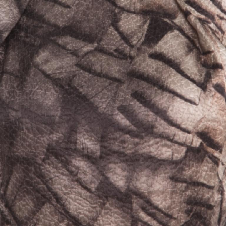 Escada Etuikleid aus strukturierter Seide und Wolle mit grauem Mosaikdruck L im Zustand „Gut“ im Angebot in Dubai, Al Qouz 2