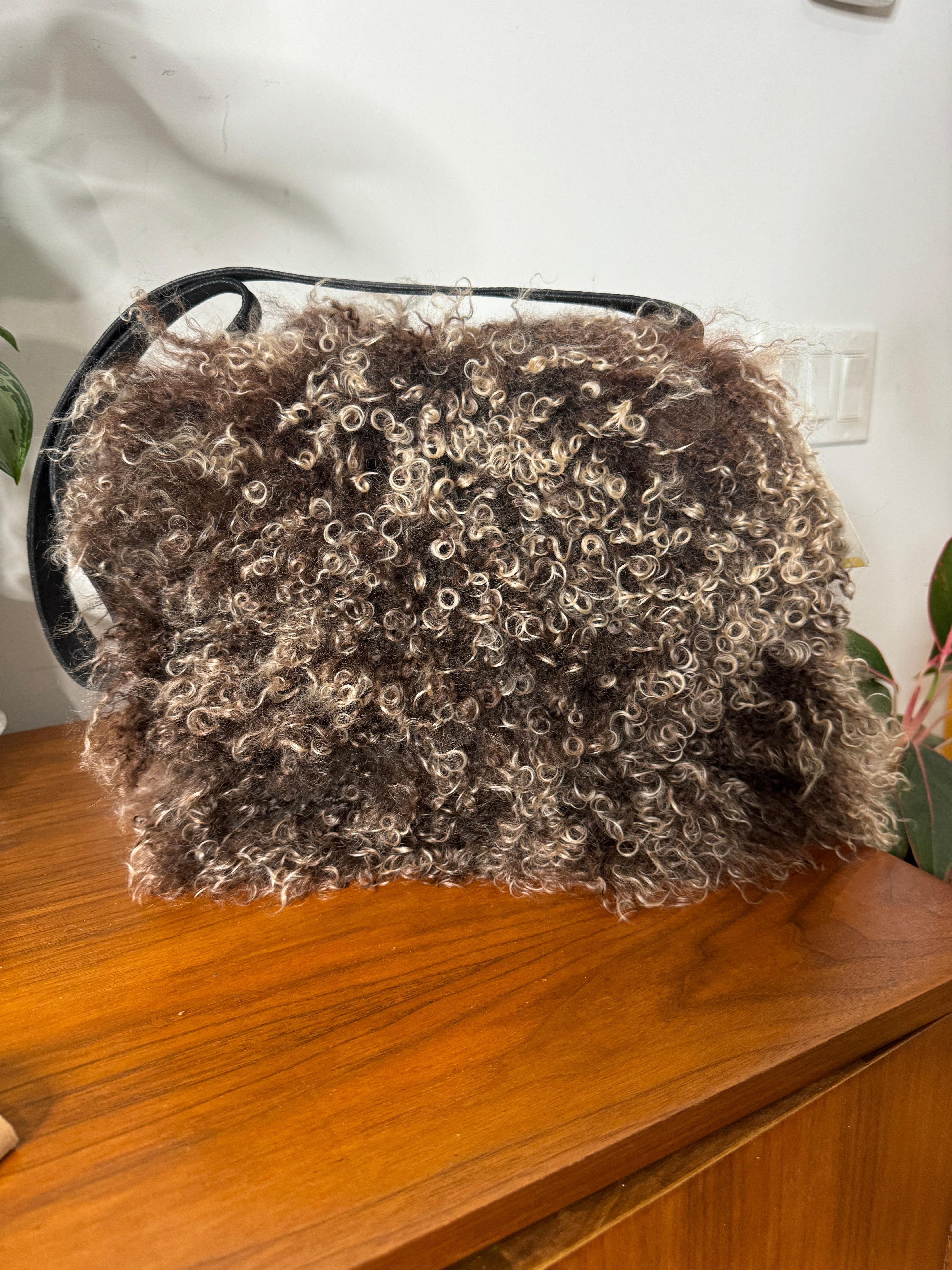 Sac à bandoulière en cuir et agneau bouclé Escada Étiquettes encore sur le sac à main. Fermeture à bouton-pression, compartiment intérieur à fermeture éclair. Pas de sac à poussière. Noir   la doublure. Mesures - 10 po x 12 po  x 2.25 in. deep