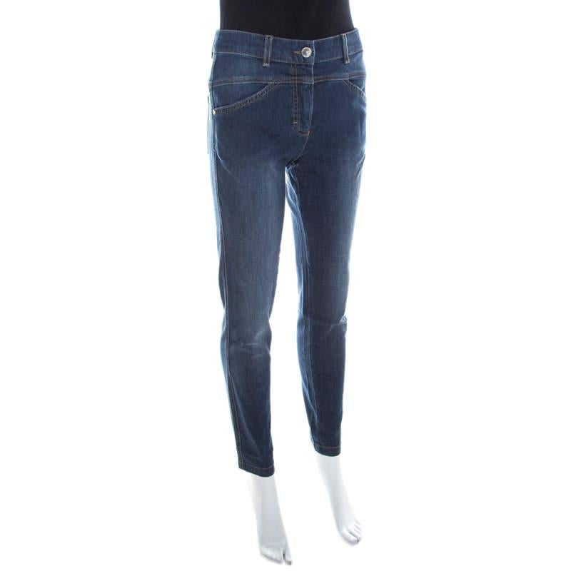 This Escada creation comes with a faded effect and features four external pockets and a zip closure. Tailored from a fine blend of fabrics, this is a worthy piece to add to your collection. These cropped jeans comes in a skinny fit.

