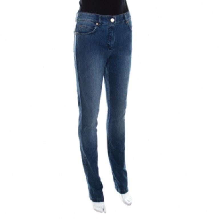 Les designs de bon goût d'Escada en font un choix de premier ordre pour les ensembles élégants. Ce jean en denim, qui arbore une teinte indigo, présente une silhouette skinny qui lui confère une coupe impeccable. Doté de cinq poches extérieures, ce