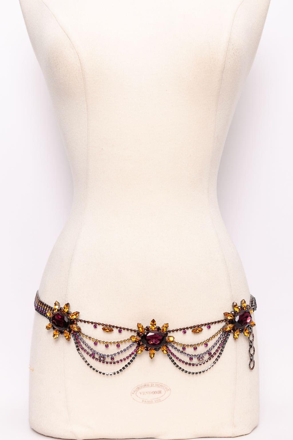 ESCADA - Belt composed of dark silver plate entirely paved with rhinestones.

Condition:
Very good condition.

Measurements:
Length: 94 cm to 102 cm (37